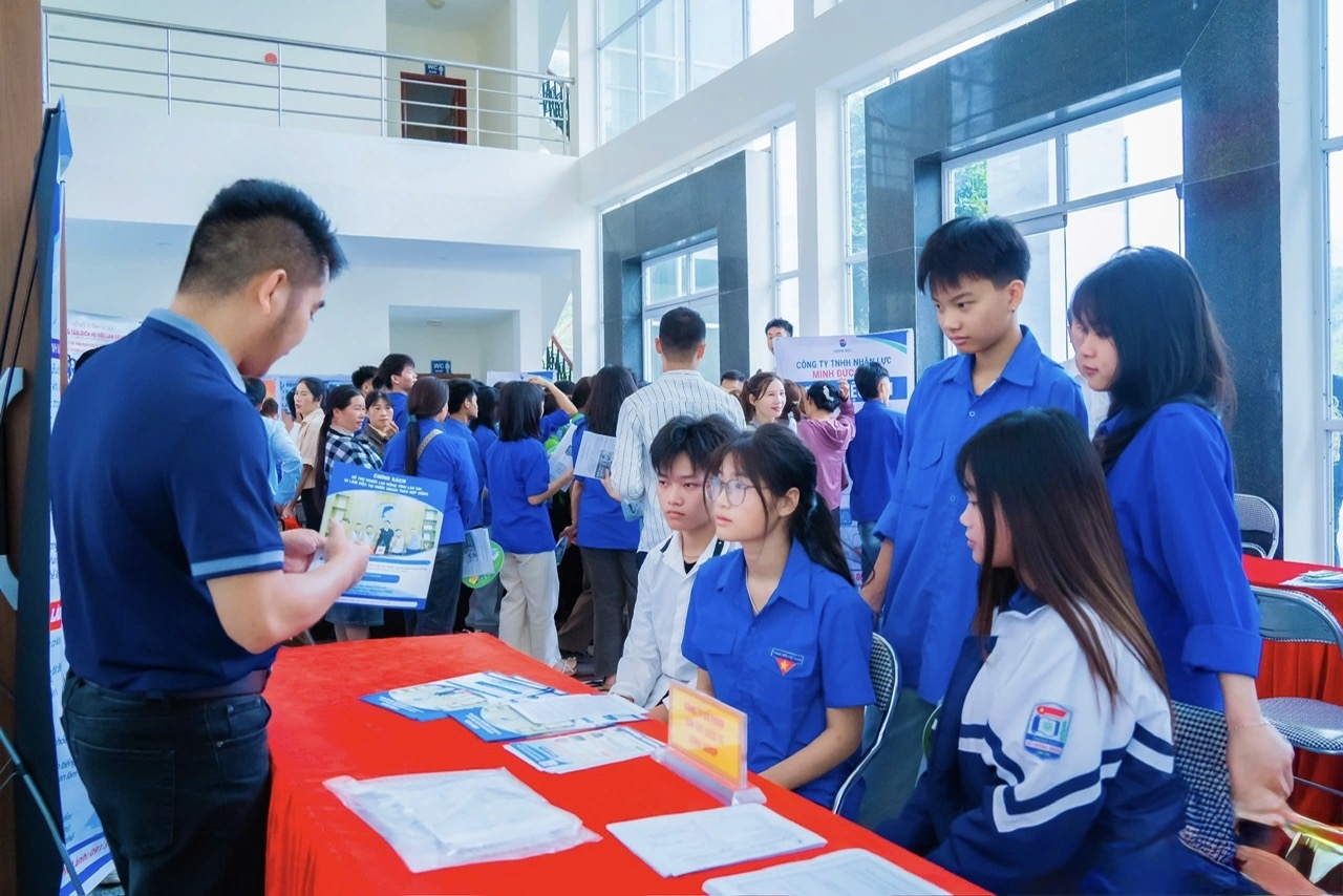 Các doanh nghiệp tham gia tư vấn hướng nghiệp cho học sinh cấp 3 tại xã Mường Khương, tỉnh Lào Cai (tháng 5 năm 2026). Ảnh: baolaocai.vn