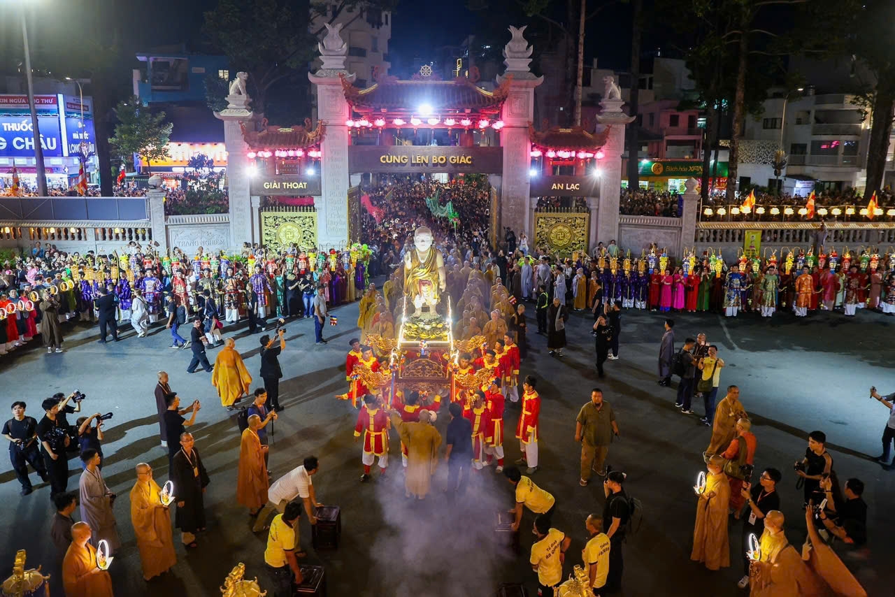 Lễ cung rước tượng Phật ngọc bảo tướng sơ sinh ở Thành phố Hồ Chí Minh mở đầu tuần lễ Phật đản Phật lịch 2570 