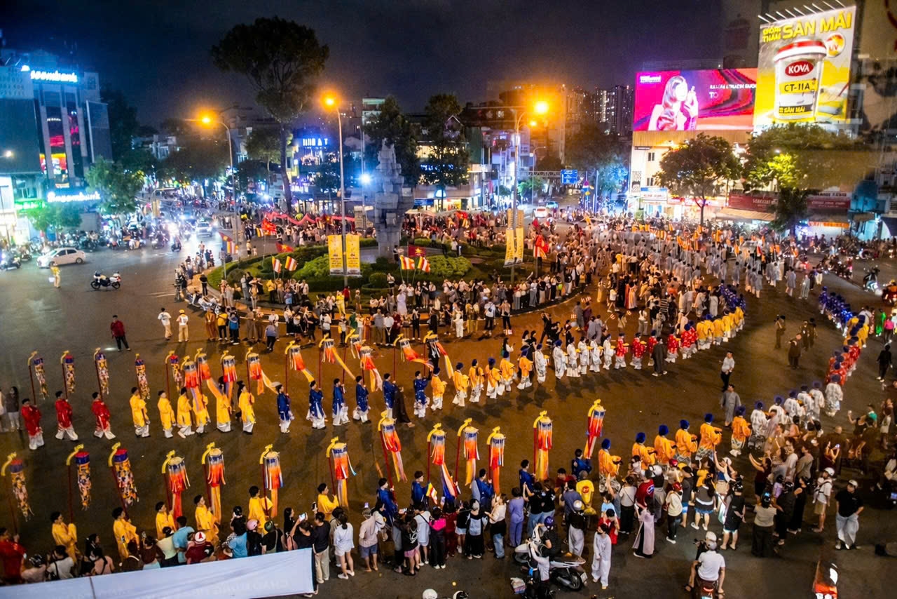 16 kiệu hoa cùng hàng nghìn người tham gia lễ rước.
