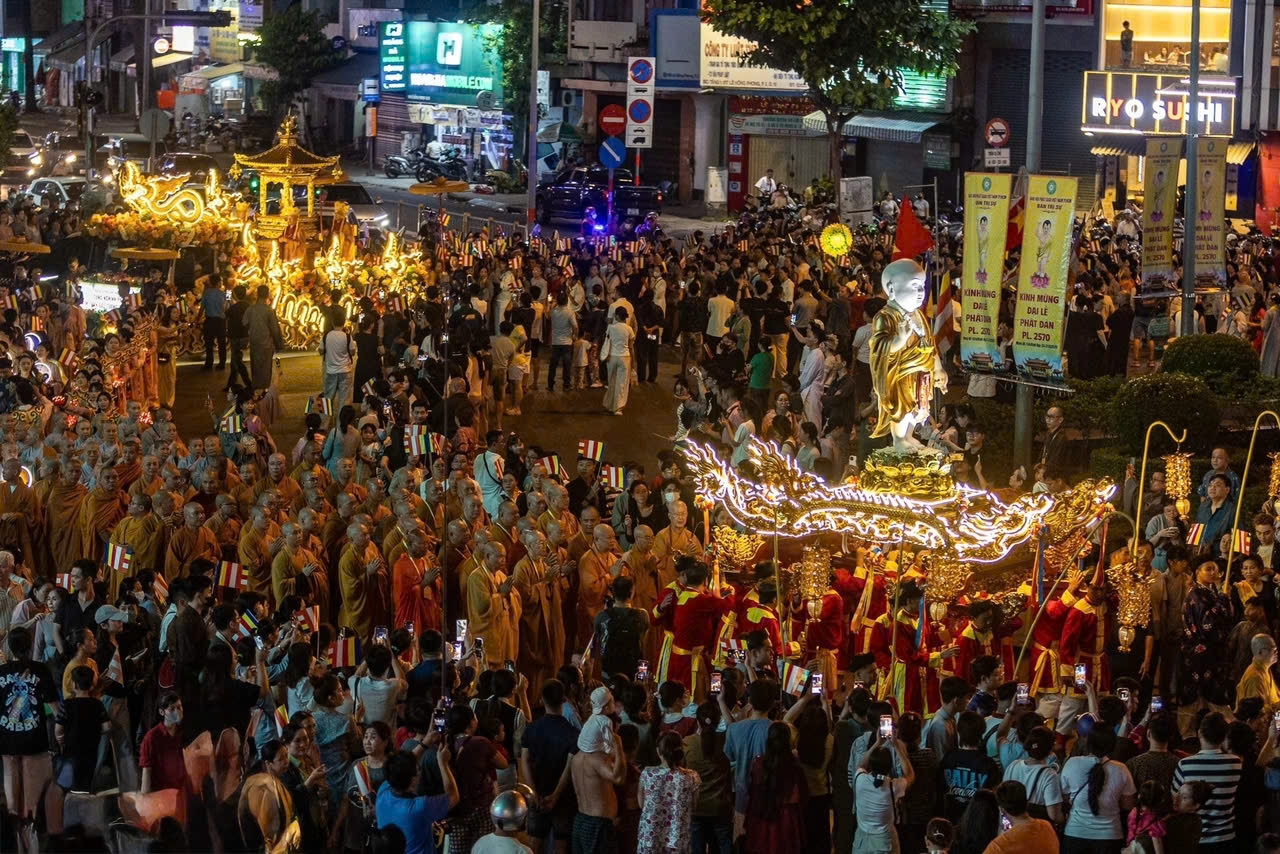 Hàng nghìn người trang nghiêm rước tôn tượng Đức Phật đản sinh.