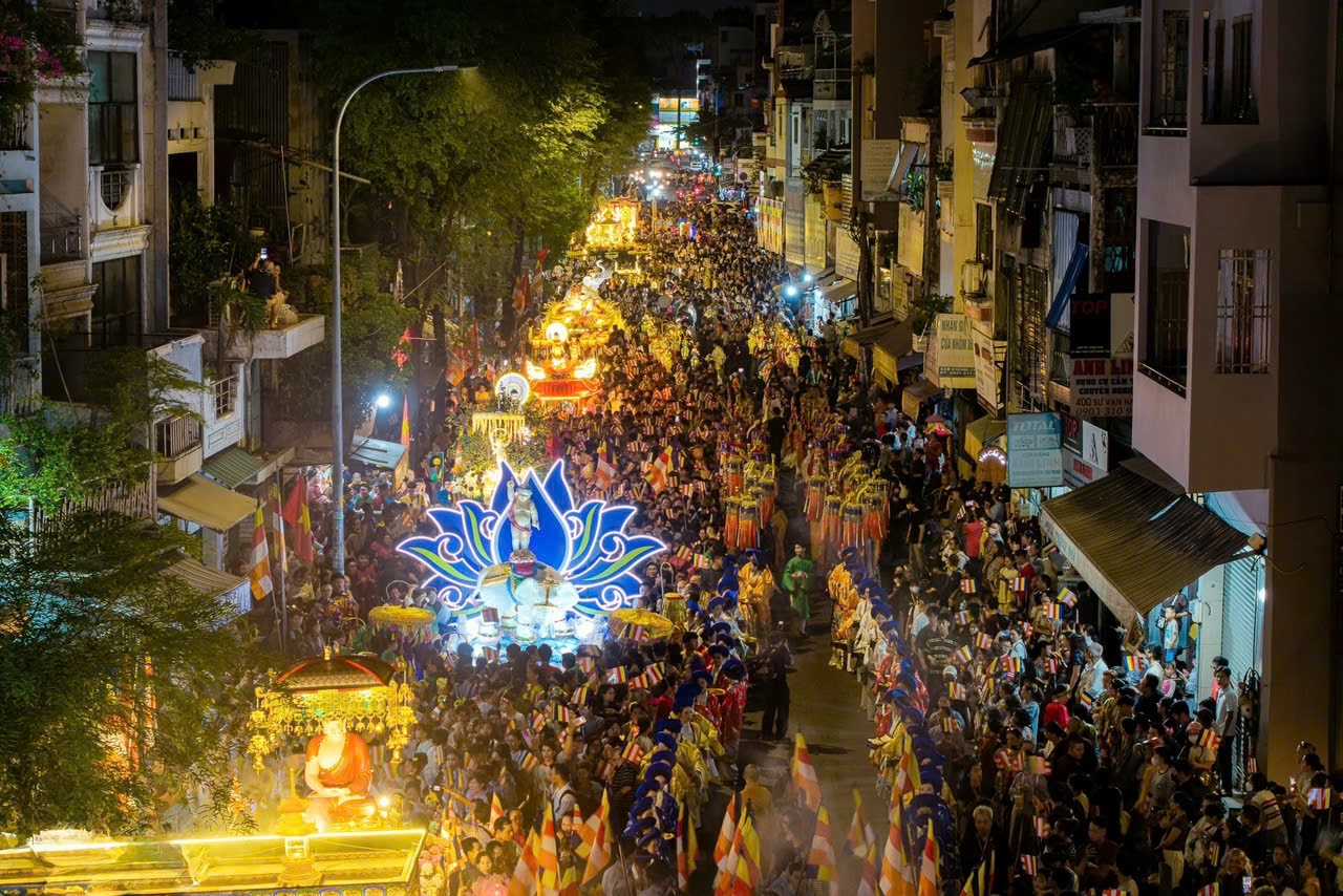 Thành phố Hồ Chí Minh rực rỡ đêm rước Phật ngọc.