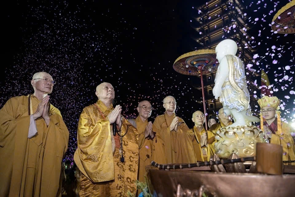 Việc cung nghinh và chiêm bái tôn tượng Phật ngọc trong mùa Phật đản là một phước duyên lớn đối với những người con Phật.