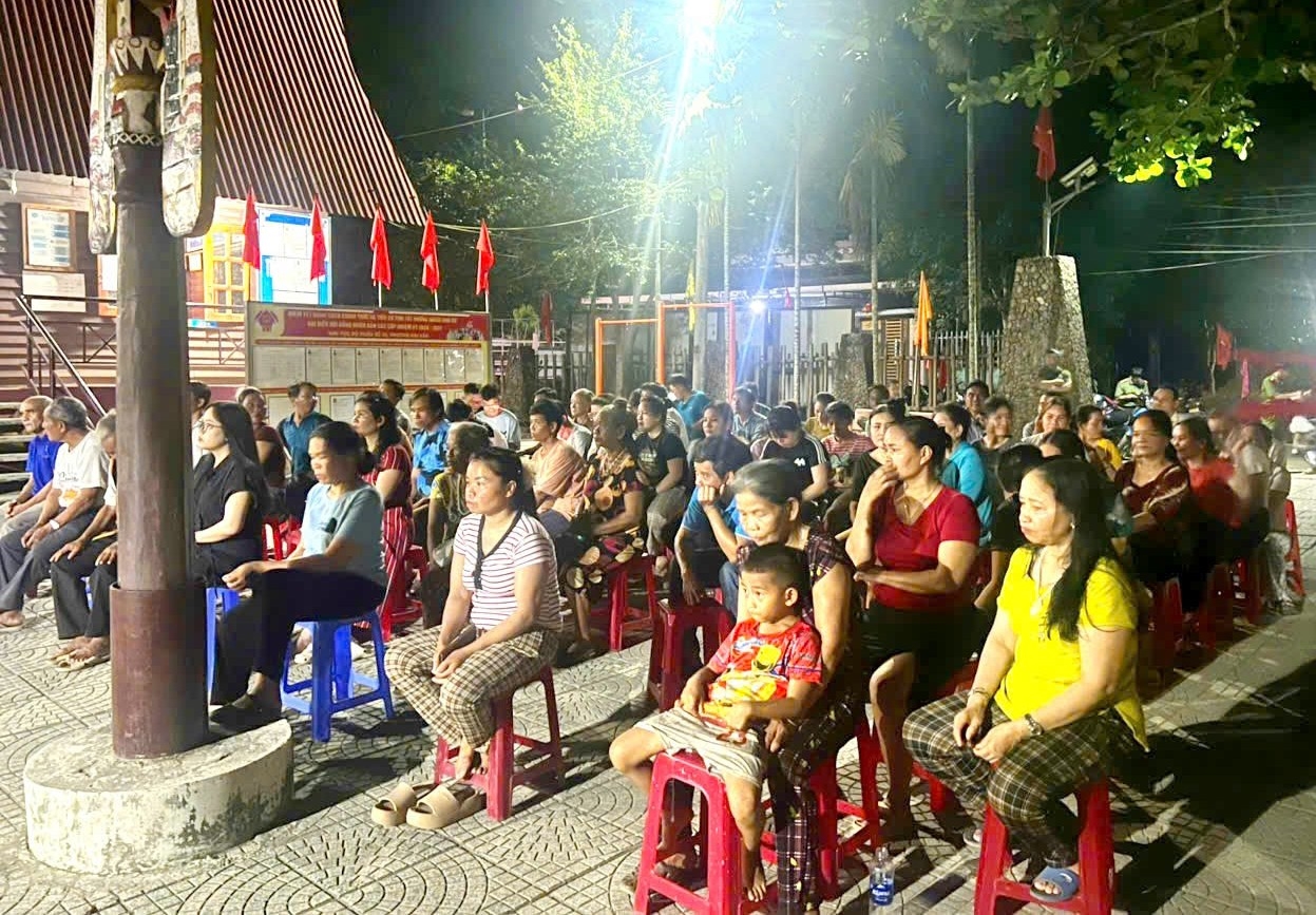 Đồng bào dân tộc thiểu số tại Tà Lang, Giàn Bí tham dự buổi tuyên truyền phổ biến pháp luật do Công an phường Hải Vân tổ chức.