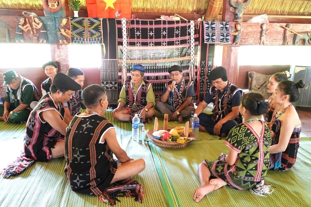 Đồng bào vùng cao Tây Giang (Đà Nẵng) tham gia trình diễn nói lý, hát lý trong buổi sinh hoạt văn hóa cộng đồng.