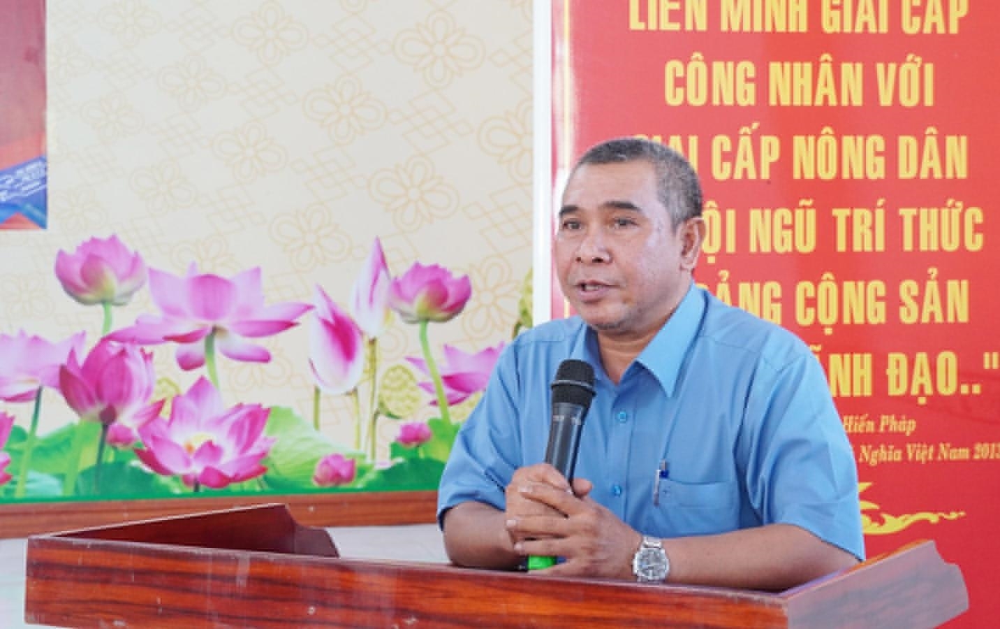 Phó Giám đốc Sở Dân tộc và Tôn giáo tỉnh An Giang Danh Lắm giới thiệu chuyên đề các văn bản có liên quan đến việc thực hiện chính sách dân tộc trong vùng đồng bào dân tộc thiểu số.