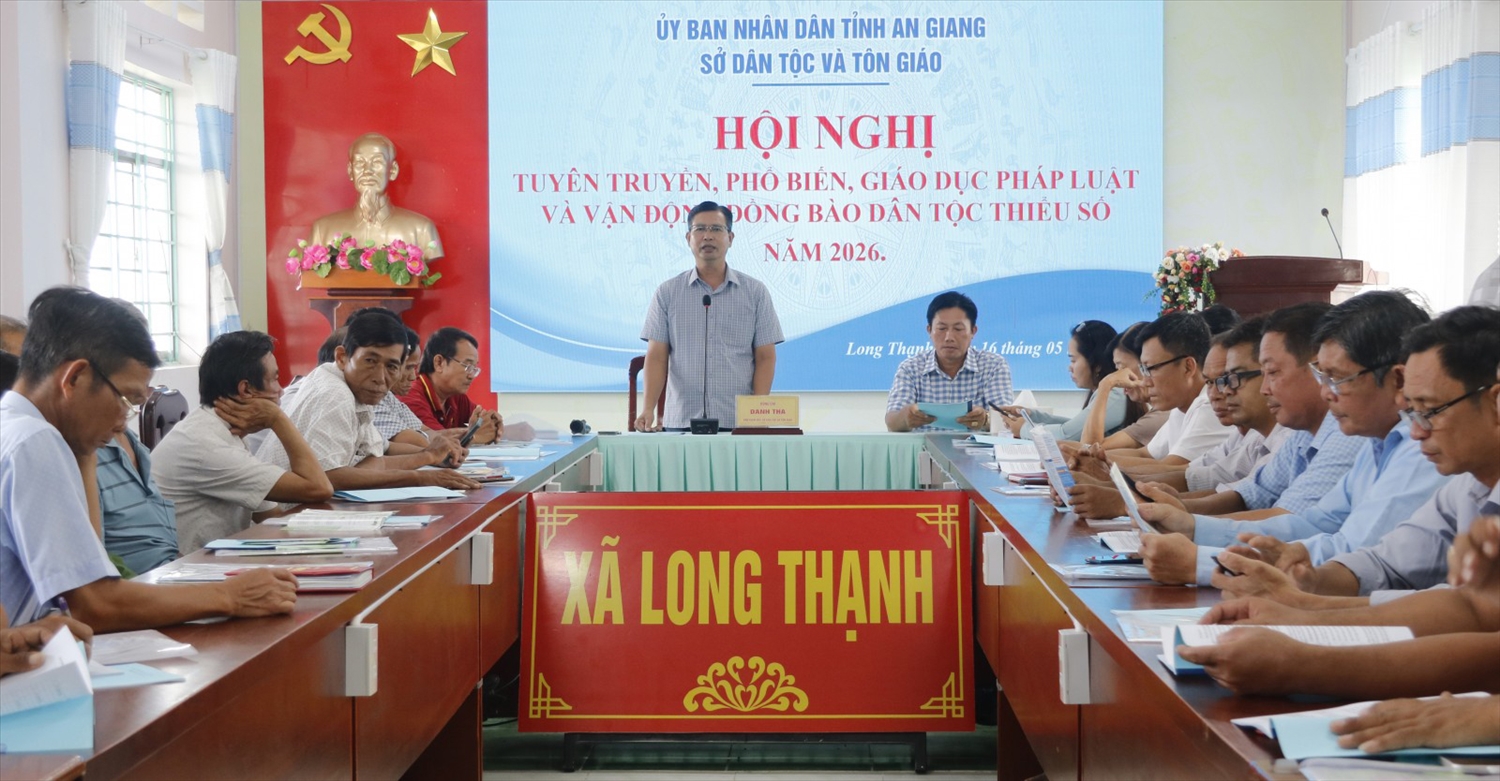 Phó Giám đốc Sở Dân tộc và Tôn giáo tỉnh An Giang Danh Tha giới thiệu chuyên đề các chính sách đặc thù của tỉnh về thực hiện chính sách dân tộc trong vùng đồng bào dân tộc thiểu số.