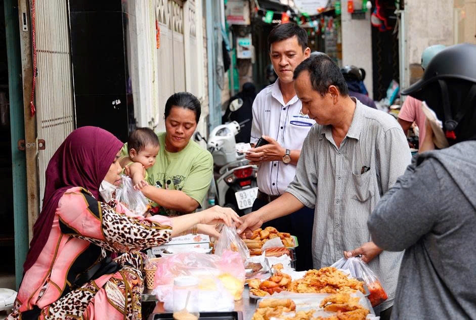 The area near the Jamiul Anwar mosque, a center of religious activity for the Cham community is bustling in the afternoons and evenings. The local people and Muslims from other areas come here to buy Halal food