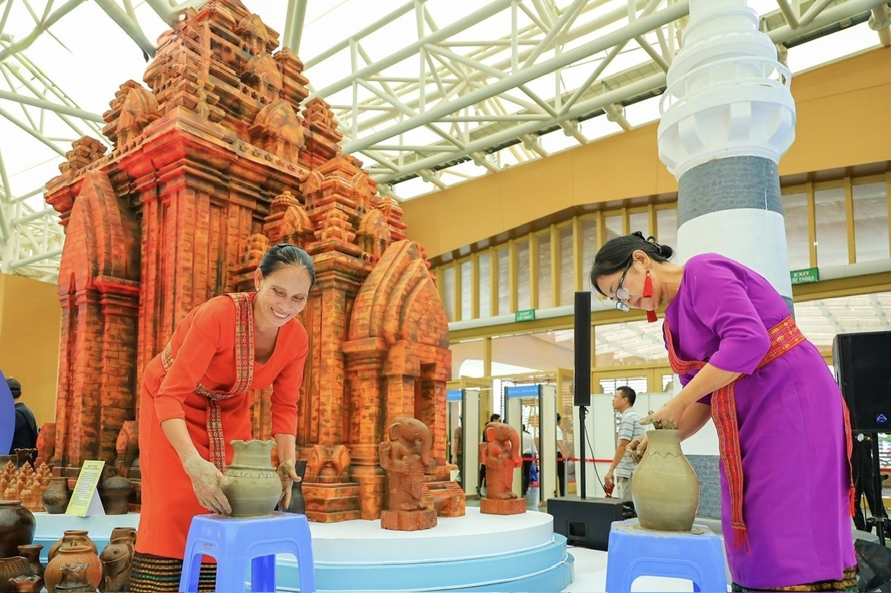 Các nghệ nhân làng gốm Bàu Trúc trình diễn tại Triển lãm thành tựu đất nước nhân dịp kỷ niệm 80 năm Ngày Quốc khánh nước Cộng hòa xã hội chủ nghĩa Việt Nam vào năm 2025.