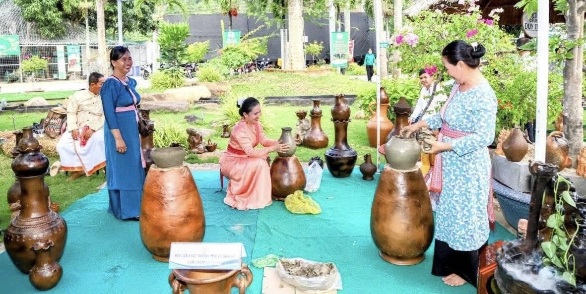 Các nghệ nhân trình diễn chế tác gốm Bàu Trúc tại triển lãm được tổ chức tại phường Nha Trang. (Ảnh: Hồng Nguyệt/baokhanhhoa.vn)