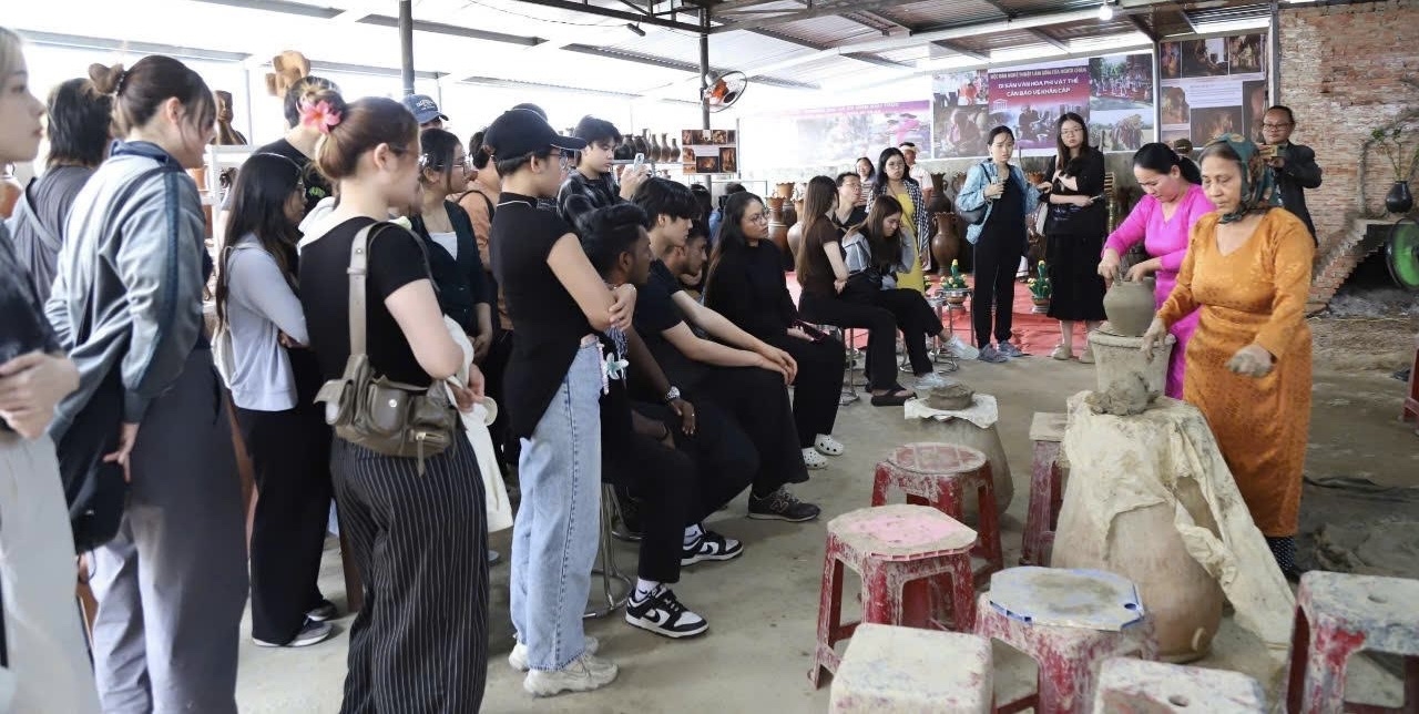 Du khách tham quan, trải nghiệm làm gốm ở Hợp tác xã Sản xuất, Thương mại và Dịch vụ gốm Bàu Trúc, xã Ninh Phước. (Ảnh: Hồng Nguyệt/baokhanhhoa.vn)