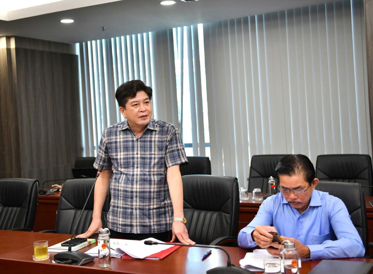 Ông Nguyễn Mạnh Huấn, Vụ trưởng Vụ Kế hoạch – Tài chính (Bộ Dân tộc và Tôn giáo) phát biểu tại cuộc họp