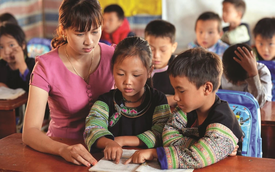 Giáo viên vùng cao hướng dẫn học sinh dân tộc thiểu số học tập - Hình ảnh minh họa cho nhóm đối tượng áp dụng mức phụ cấp ưu đãi nghề đến 80% trong các cơ sở giáo dục công lập.