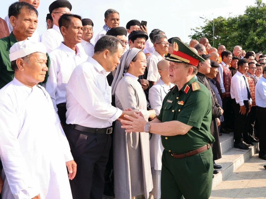 Đại tướng Nguyễn Trọng Nghĩa, Ủy viên Bộ Chính trị, Bí thư Trung ương Đảng, Ủy viên Thường vụ Quân ủy Trung ương, Chủ nhiệm Tổng cục Chính trị Quân đội nhân dân Việt Nam gặp mặt 100 đại biểu già làng, trưởng thôn, trưởng ấp, trưởng khu vực, người có uy tín, chức sắc tôn giáo tiêu biểu vùng đồng bào dân tộc thiểu số khu vực Nam Bộ năm 2026. Ảnh: TP