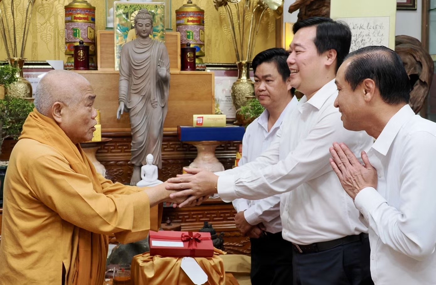 Phó Bí thư Thường trực Thành ủy Thành phố Hồ Chí Minh Lê Quốc Phong thăm Hòa thượng Thích Giác Toàn.