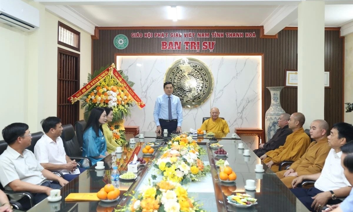 Chủ tịch UBND tỉnh Nguyễn Hoài Anh phát biểu chúc mừng tại buổi thăm.