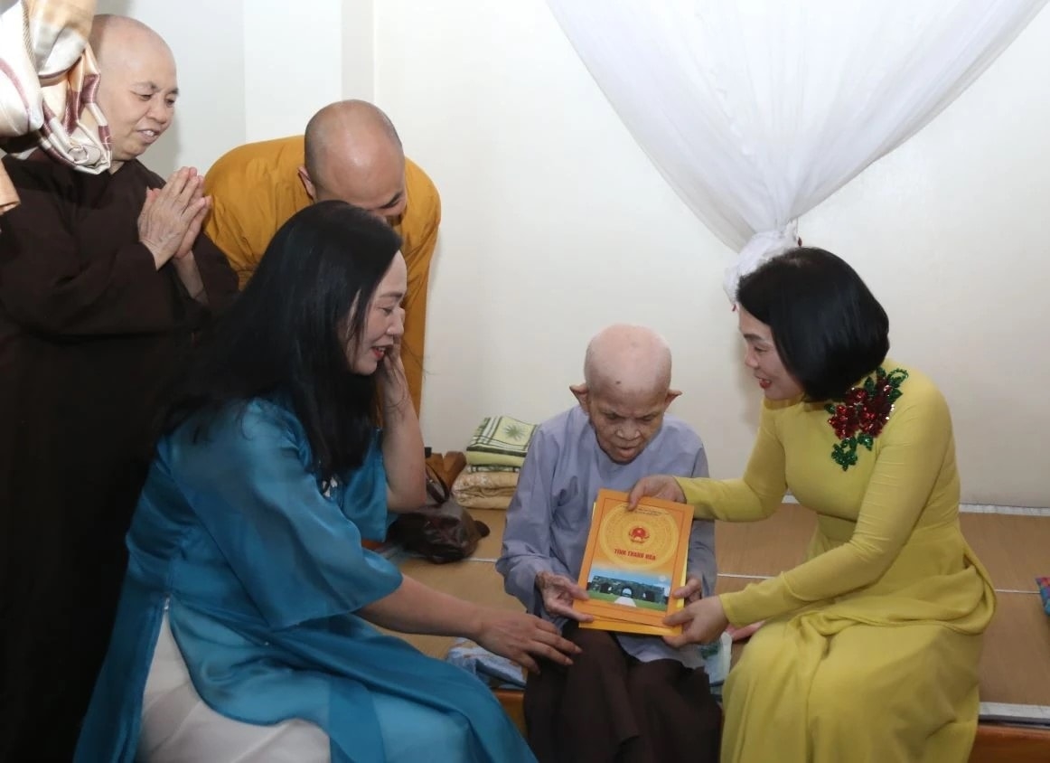 Đoàn công tác của tỉnh Thanh Hóa thăm, chúc mừng Ni trưởng Thích Nữ Đàm Nhung - nguyên Trưởng Ban Trị sự Giáo hội Phật giáo Việt Nam tỉnh Thanh Hóa nhân Đại lễ Phật đản Phật lịch 2570.