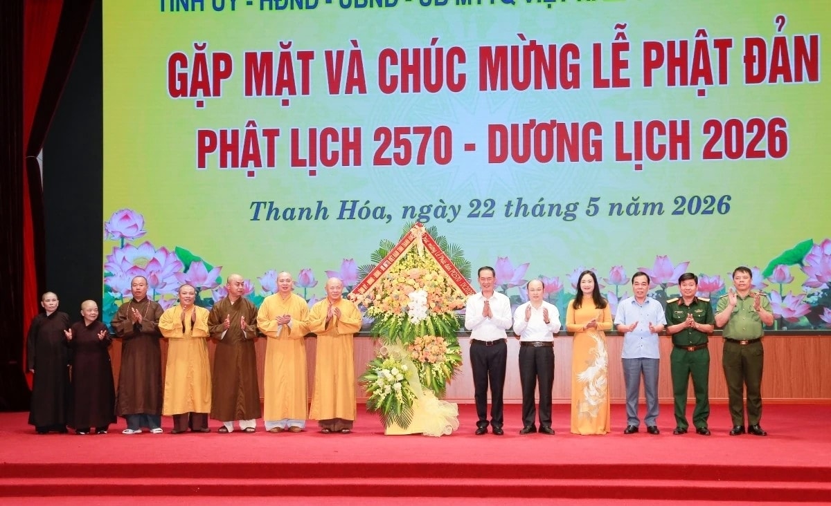 Lãnh đạo tỉnh Thanh Hóa đã tặng hoa chúc mừng các chức sắc, tăng ni, phật tử toàn tỉnh đón mùa Phật đản an lạc, bình an.