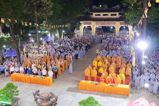 Chư tăng ni, phật tử tụng Kinh Khánh đản