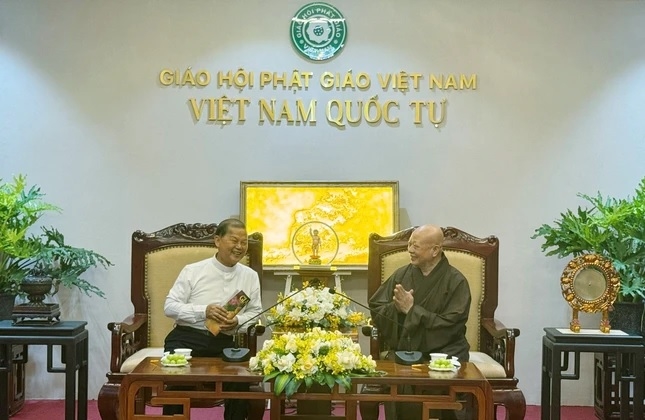 Hòa thượng Thích Lệ Trang tiếp Linh mục Gioan Baotixita Nguyễn Văn Riễn