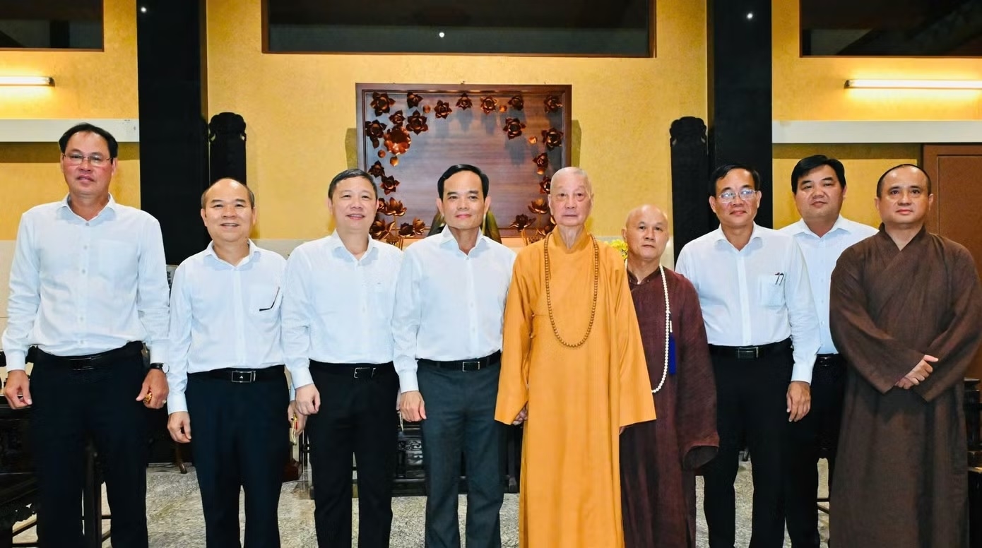 Bí thư Thành ủy Thành phố Hồ Chí Minh Trần Lưu Quang (thứ 4 từ trái qua) thăm, chúc sức khỏe Hòa thượng Thích Trí Quảng nhân Đại lễ Phật đản 2026