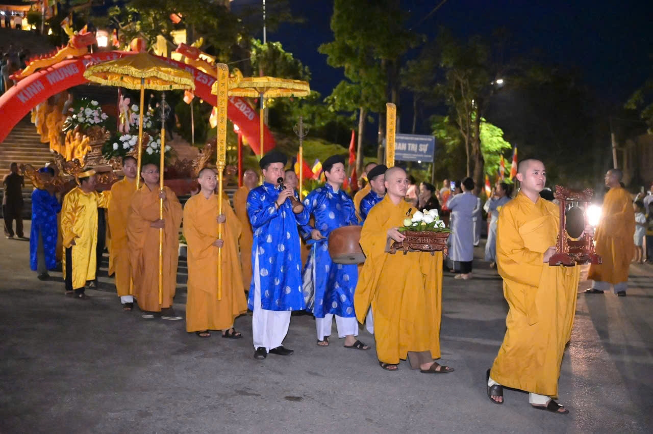 Lễ rước tại Đại lễ Phật đản Phật lịch 2570 chùa Cảm Sơn (phường Thành Sen).