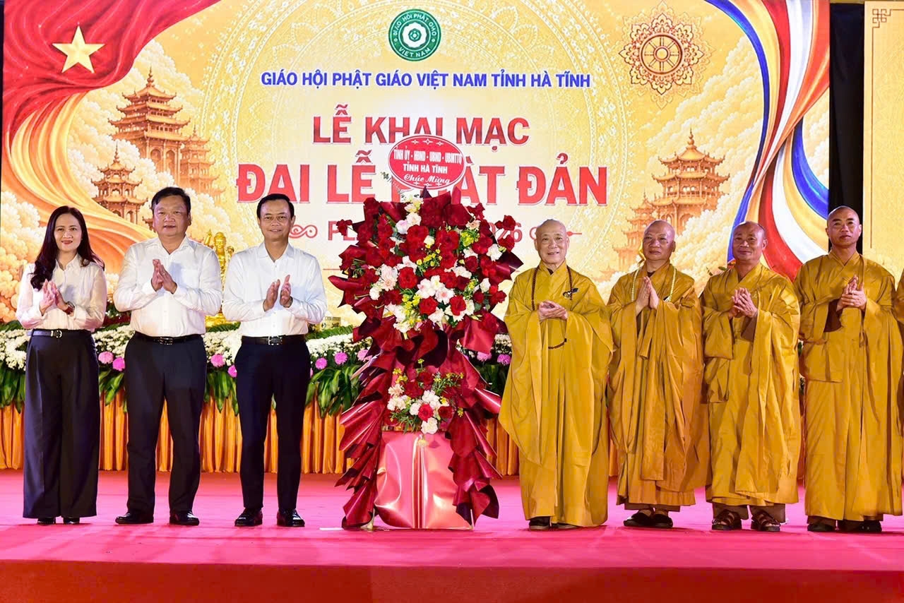 Lãnh đạo tỉnh Hà Tĩnh tặng hoa chúc mừng Đại lễ Phật đản Phật lịch 2570 tới Ban Trị sự Giáo hội Phật giáo Việt Nam tỉnh.