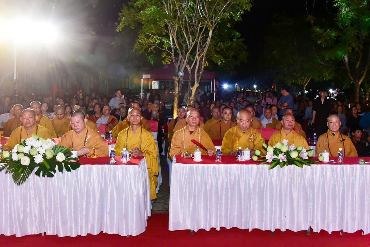 Chư tăng, ni, phật tử tham dự Đại lễ Phật đản 2026.