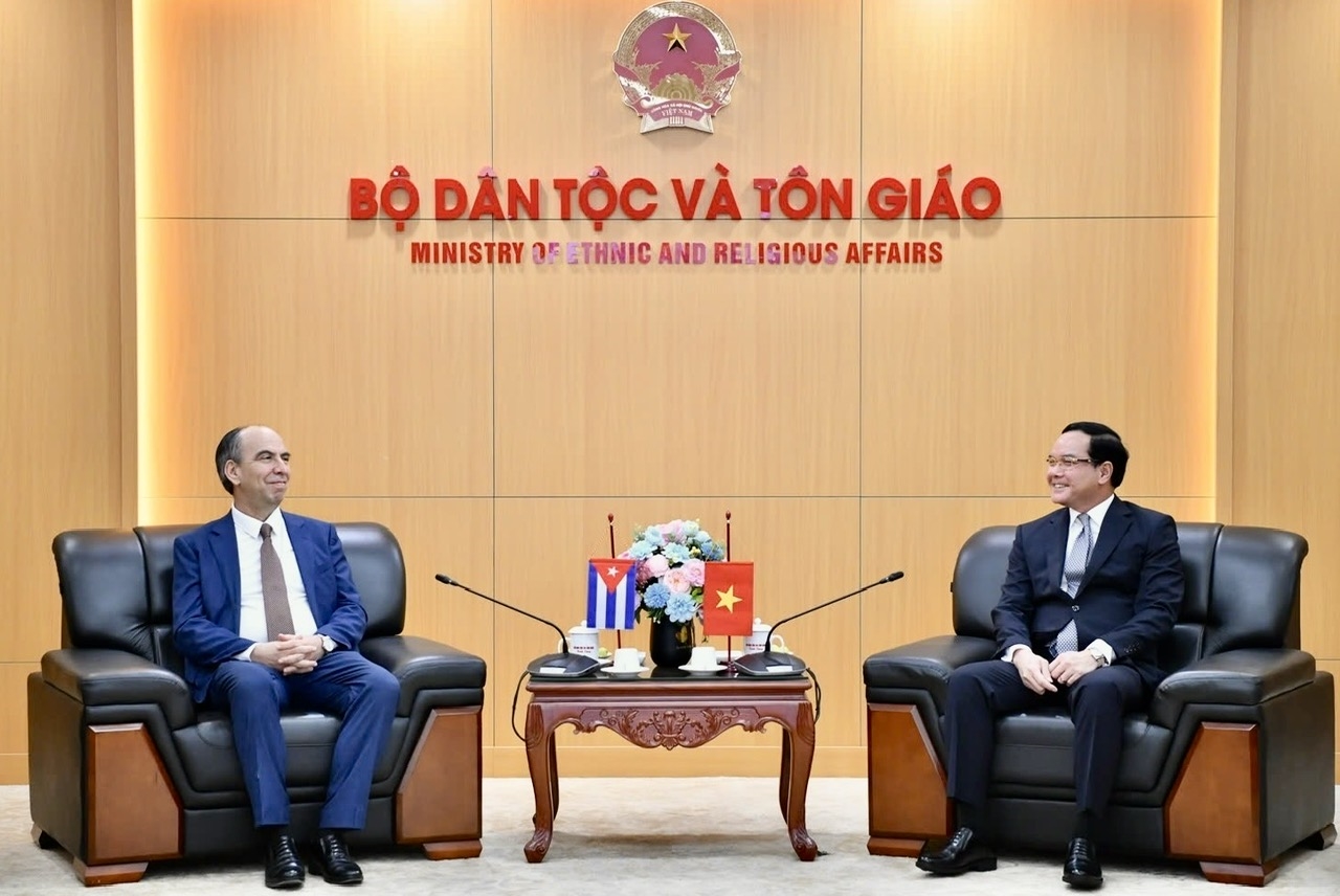 Bộ trưởng Bộ Dân tộc và Tôn giáo Nguyễn Đình Khang (trái) nồng nhiệt tiếp đón ông Rogelio Polanco Fuentes, Đại sứ Đặc mệnh toàn quyền Cộng hòa Cuba tại Việt Nam, khẳng định mối quan hệ hữu nghị truyền thống đặc biệt giữa hai quốc gia.