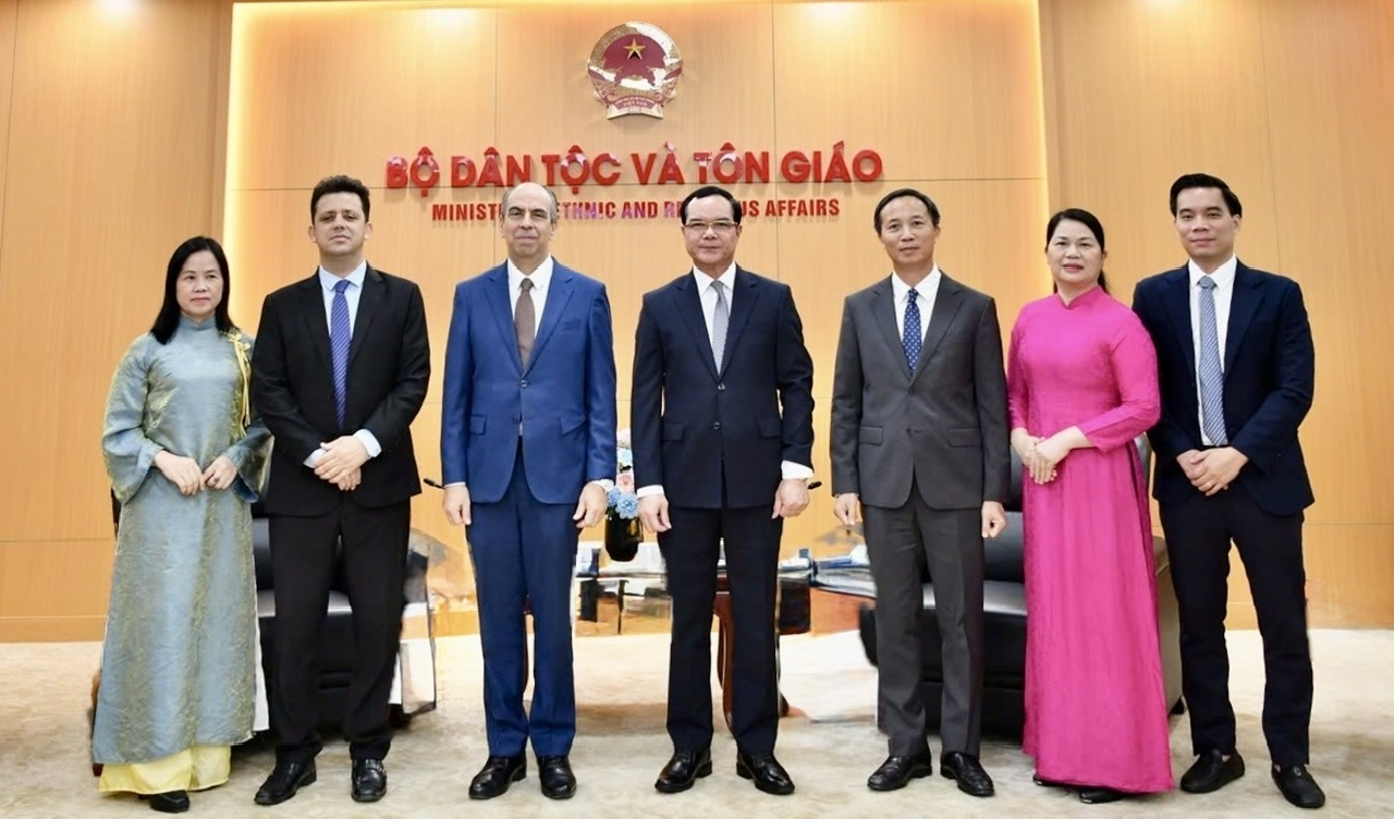 Bộ trưởng Bộ Dân tộc và Tôn giáo Nguyễn Đình Khang cùng Đại sứ Đặc mệnh toàn quyền Cuba tại Việt Nam Rogelio Polanco Fuentes và các đại biểu hai bên cùng chụp ảnh lưu niệm, ghi dấu mốc ý nghĩa trong quan hệ hợp tác giữa hai quốc gia tại trụ sở Bộ.