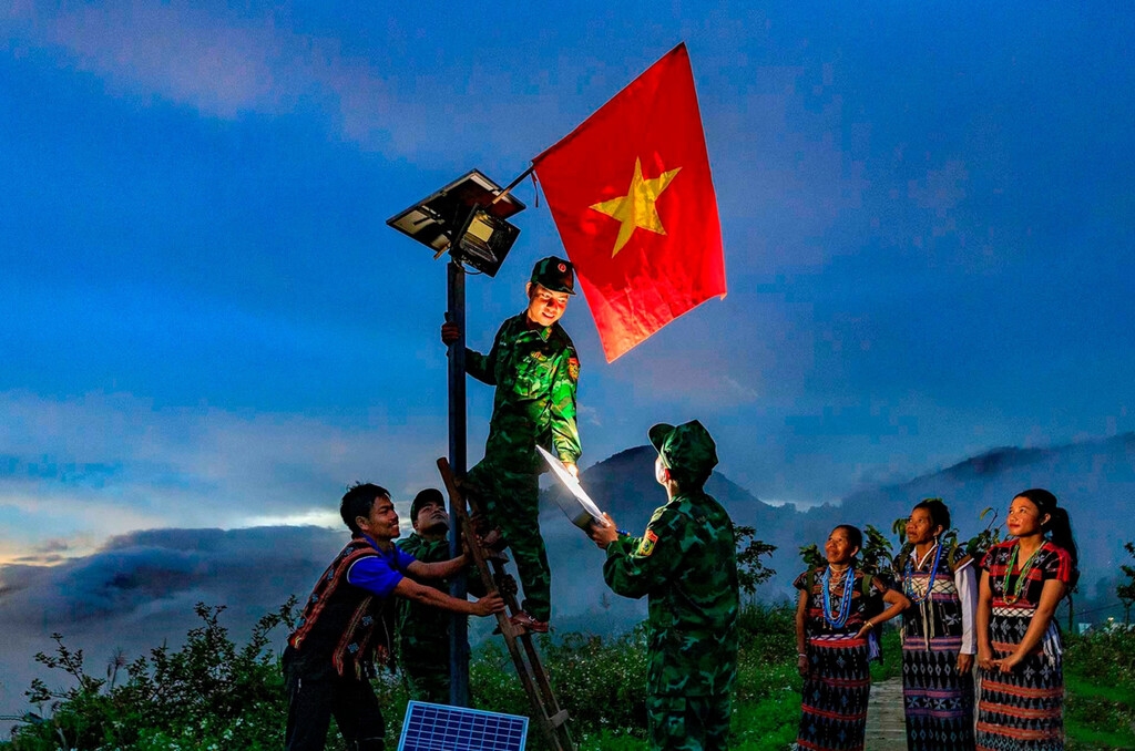 Nhiều bài báo nước ngoài đã nhận định “có lẽ không người dân quốc gia nào trên thế giới yêu quốc kỳ như Việt Nam”
