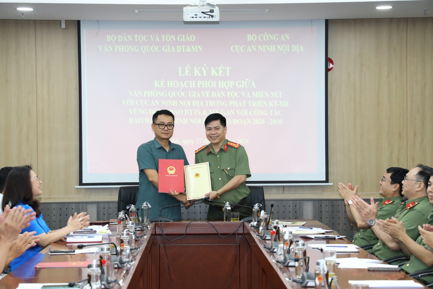 Ông Hà Việt Quân, Chánh Văn phòng Quốc gia về dân tộc và miền núi và Đại tá Ngô Xuân Phú, Phó Cục trưởng Cục An ninh nội địa trao biên bản ký kết