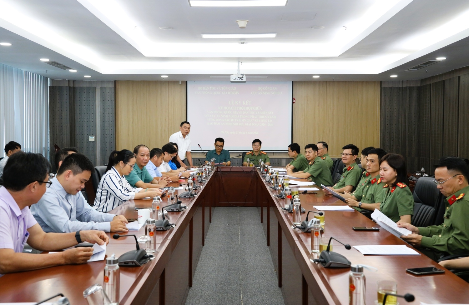 Toàn cảnh buổi lễ ký kết Chương trình phối hợp giữa Văn phòng Quốc gia về dân tộc và miền núi, Bộ Dân tộc và Tôn giáo với Cục An ninh nội địa, Bộ Công an trong phát triển kinh tế - xã hội vùng đồng bào dân tộc thiểu số và miền núi gắn với công tác bảo đảm an ninh nội địa