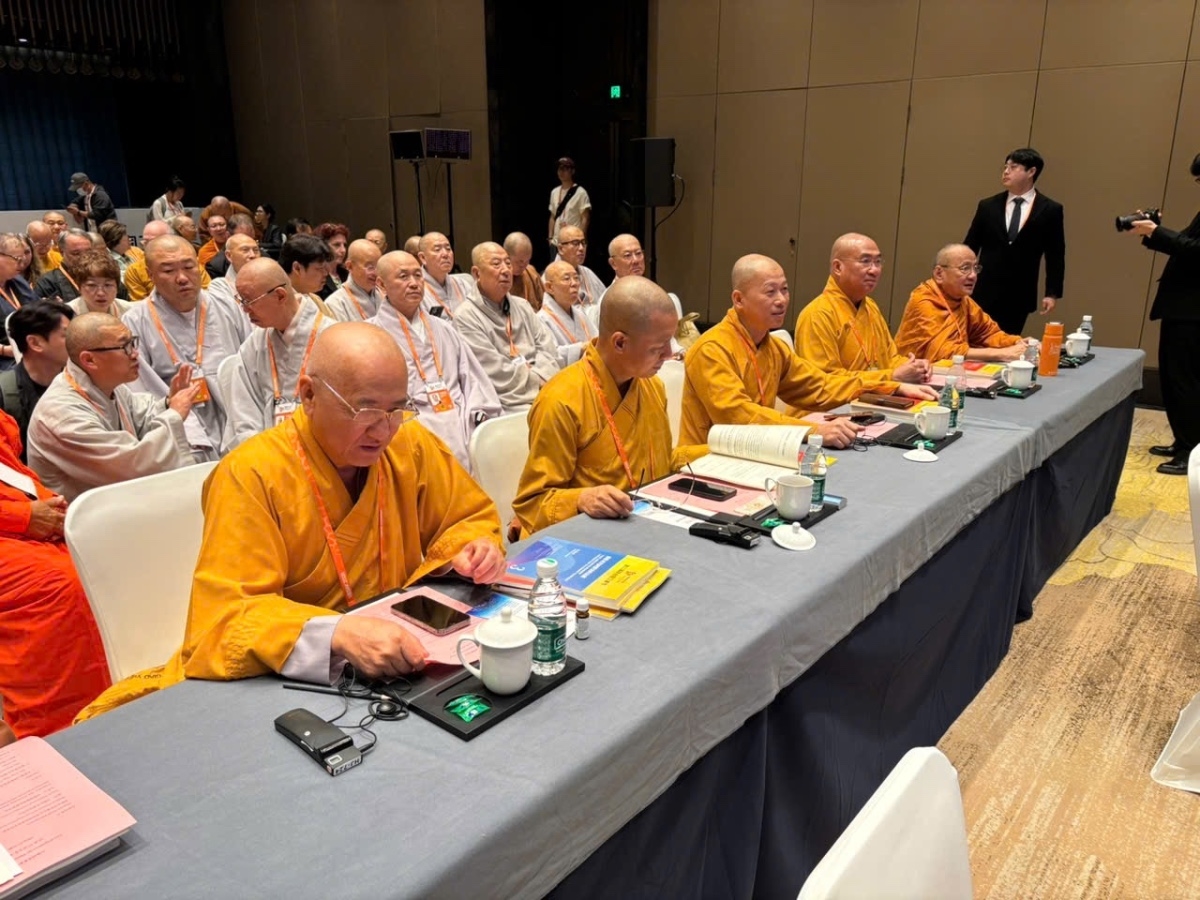 Hòa thượng Thích Huệ Thông cùng các thành viên trong Đoàn Giáo hội Phật giáo Việt Nam tham gia Hội thảo tại Đại lễ.