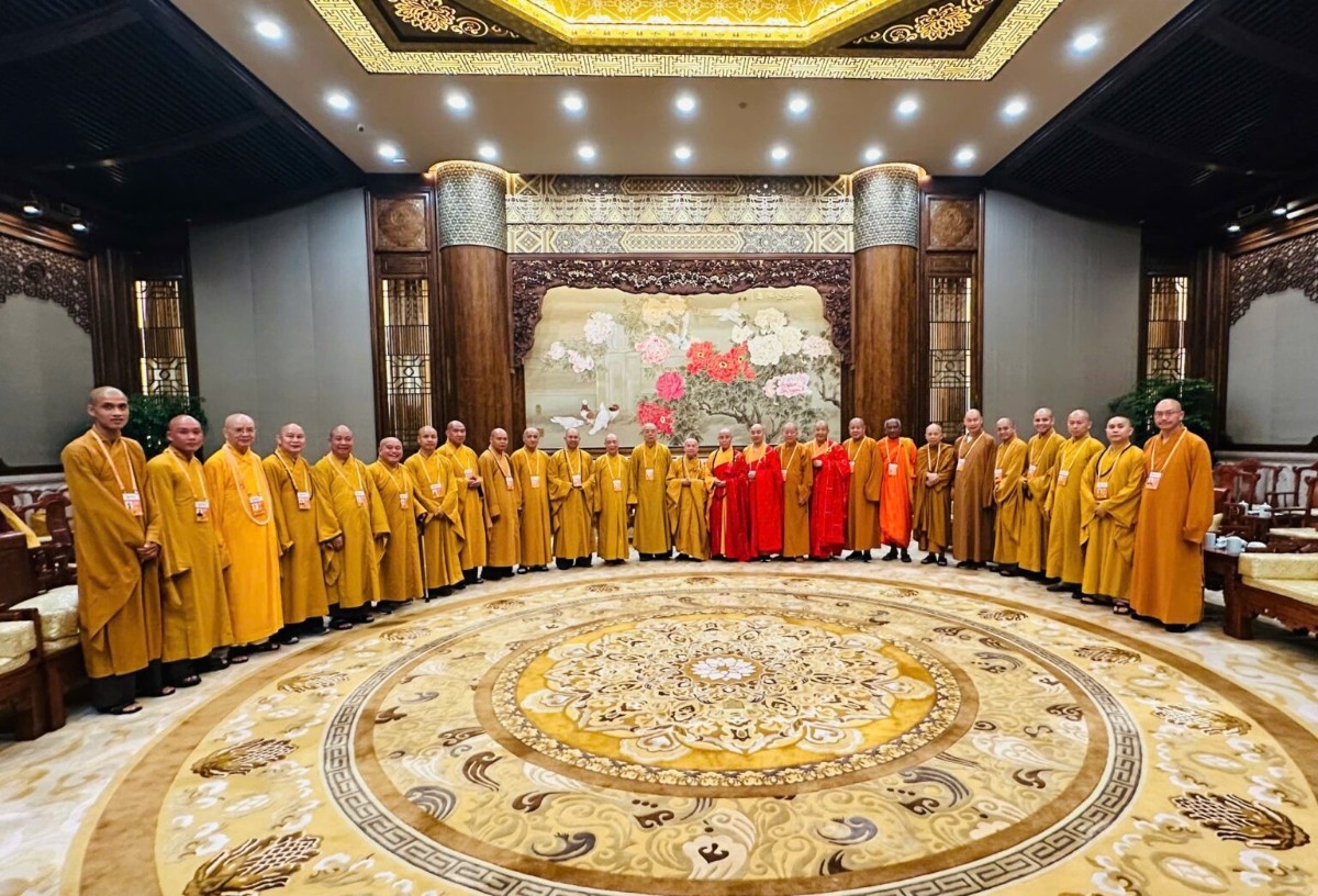 Đoàn Hiệp hội Phật giáo Trung Quốc chụp ảnh lưu niệm cùng Đoàn Giáo hội Phật giáo Việt Nam