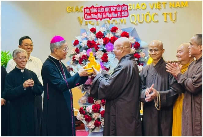 Hòa thượng Thích Lệ Trang trao tôn tượng Đức Phật đản sinh đến Tổng Giám mục Giuse Nguyễn Năng.