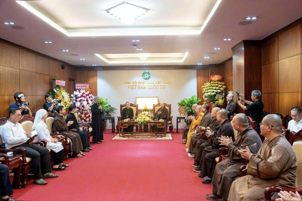 Quang cảnh buổi chúc mừng.