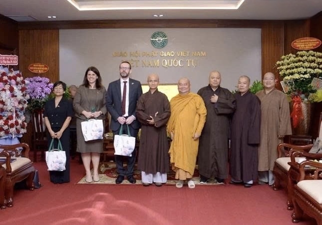 Đại sứ Đặc mệnh toàn quyền Vương quốc Anh chụp ảnh lưu niệm cùng chư tôn Ban Trị sự Giáo hội Phật giáo Việt Nam Thành phố Hồ Chí Minh