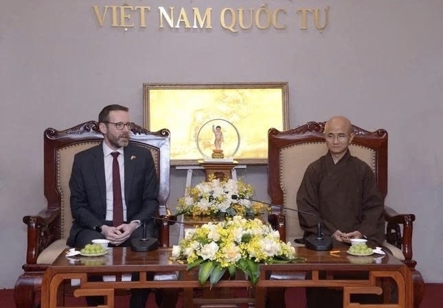Thượng tọa Thích Thiện Quý trao đổi cùng Đại sứ Đặc mệnh toàn quyền Vương quốc Anh Iain Frew