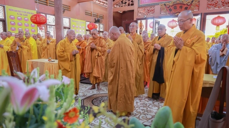 Hai hòa thượng đối thú an cư theo truyền thống.