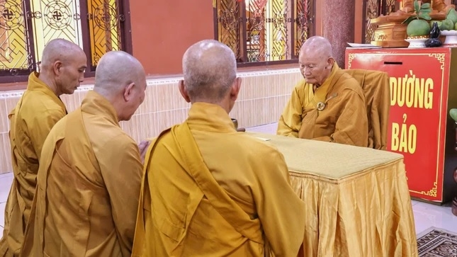 Chư tăng tuần tự theo hạ lạp tác pháp thọ an cư.