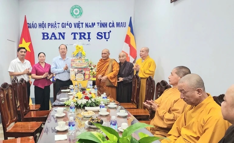 Bí thư Tỉnh ủy Cà Mau Nguyễn Hồ Hải tặng quà chúc mừng Đại lễ Phật đản Phật lịch 2570 đến Ban Trị sự Giáo hội Phật giáo Việt Nam tỉnh Cà Mau.