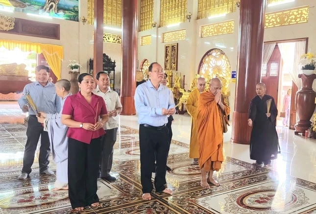 Đoàn dâng hương lễ Phật tại chính điện tổ đình Sắc tứ Quan Âm.