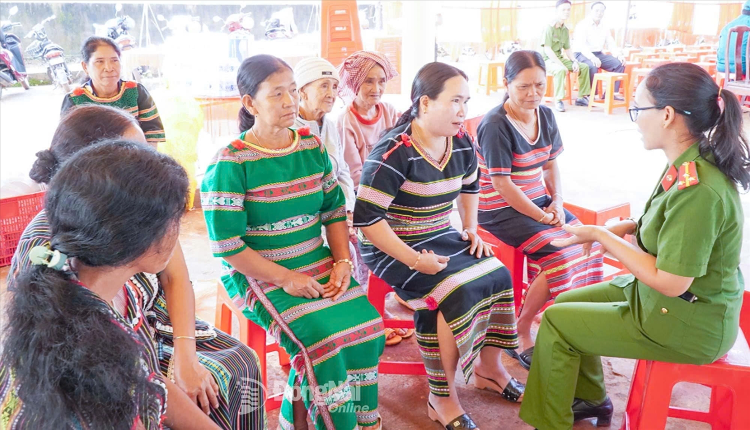 Cán bộ Công an xã Bù Gia Mập trò chuyện, nắm bắt tâm tư, nguyện vọng của bà con đồng bào dân tộc thiểu sổ để hỗ trợ, tuyên truyền hiệu quả.