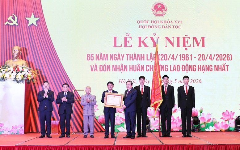 Thay mặt lãnh đạo Đảng và Nhà nước, Chủ tịch Quốc hội Trần Thanh Mẫn trao Huân chương Lao động hạng Nhất tặng Hội đồng Dân tộc - Ảnh: daibieunhandan.vn