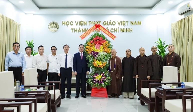 Bộ trưởng Bộ Dân tộc và Tôn giáo Nguyễn Đình Khang tặng hoa chúc mừng Học viện Phật giáo Việt Nam tại Thành phố Hồ Chí Minh nhân Đại lễ Phật đản Phật lịch 2570.