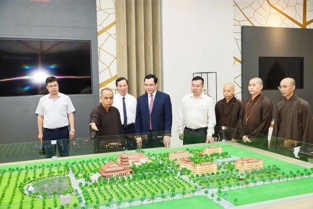 Bộ trưởng Bộ Dân tộc và Tôn giáo Nguyễn Đình Khang thăm quan mô hình Học viện Phật giáo Việt Nam tại Thành phố Hồ Chí Minh.