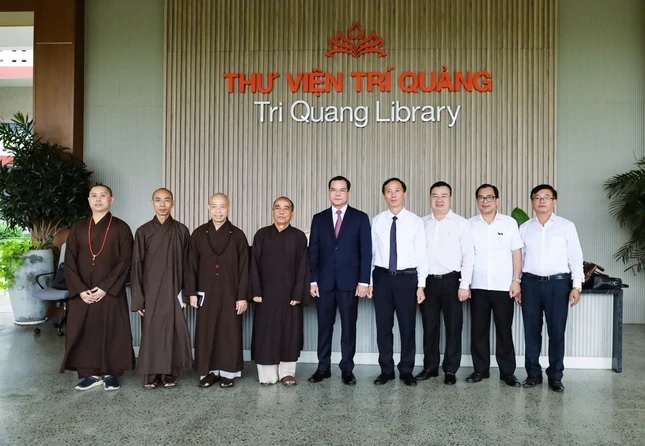 Bộ trưởng Nguyễn Đình Khang cùng Đoàn công tác Bộ Dân tộc và Tôn giáo chụp ảnh lưu niệm tại Học viện.