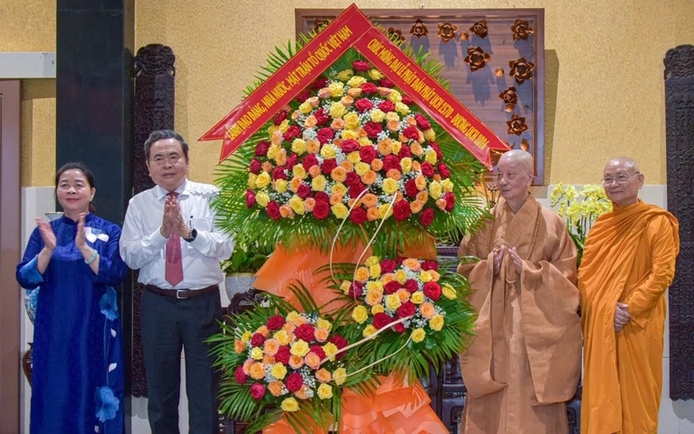 Chủ tịch Quốc hội Trần Thanh Mẫn, Chủ tịch Ủy ban Trung ương Mặt trận Tổ quốc Việt Nam Bùi Thị Minh Hoài tặng lãng hoa chúc mừng Đại lễ Phật đản đến Pháp chủ và chư tôn giáo phẩm Hội đồng Chứng minh Giáo hội Phật giáo Việt Nam.