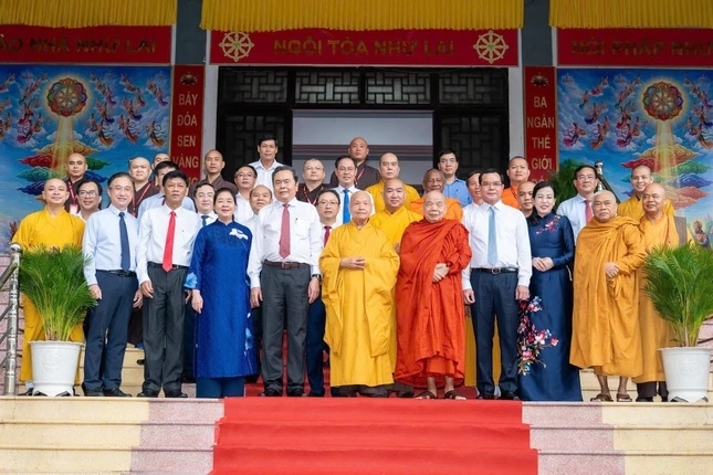 Đoàn chụp ảnh lưu niệm tại thiền viện Quảng Đức.