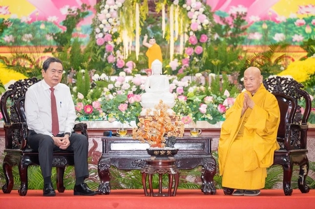 Chủ tịch Quốc hội Trần Thanh Mẫn và Hòa thượng Thích Thiện Nhơn - Phó Pháp chủ Hội đồng Chứng minh, Chủ tịch Hội đồng Trị sự Giáo hội Phật giáo Việt Nam.